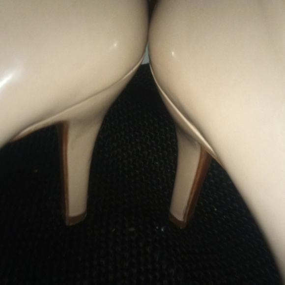 Mootsie Tootsie Tan 2 inch high heels - Picture 7 of 7